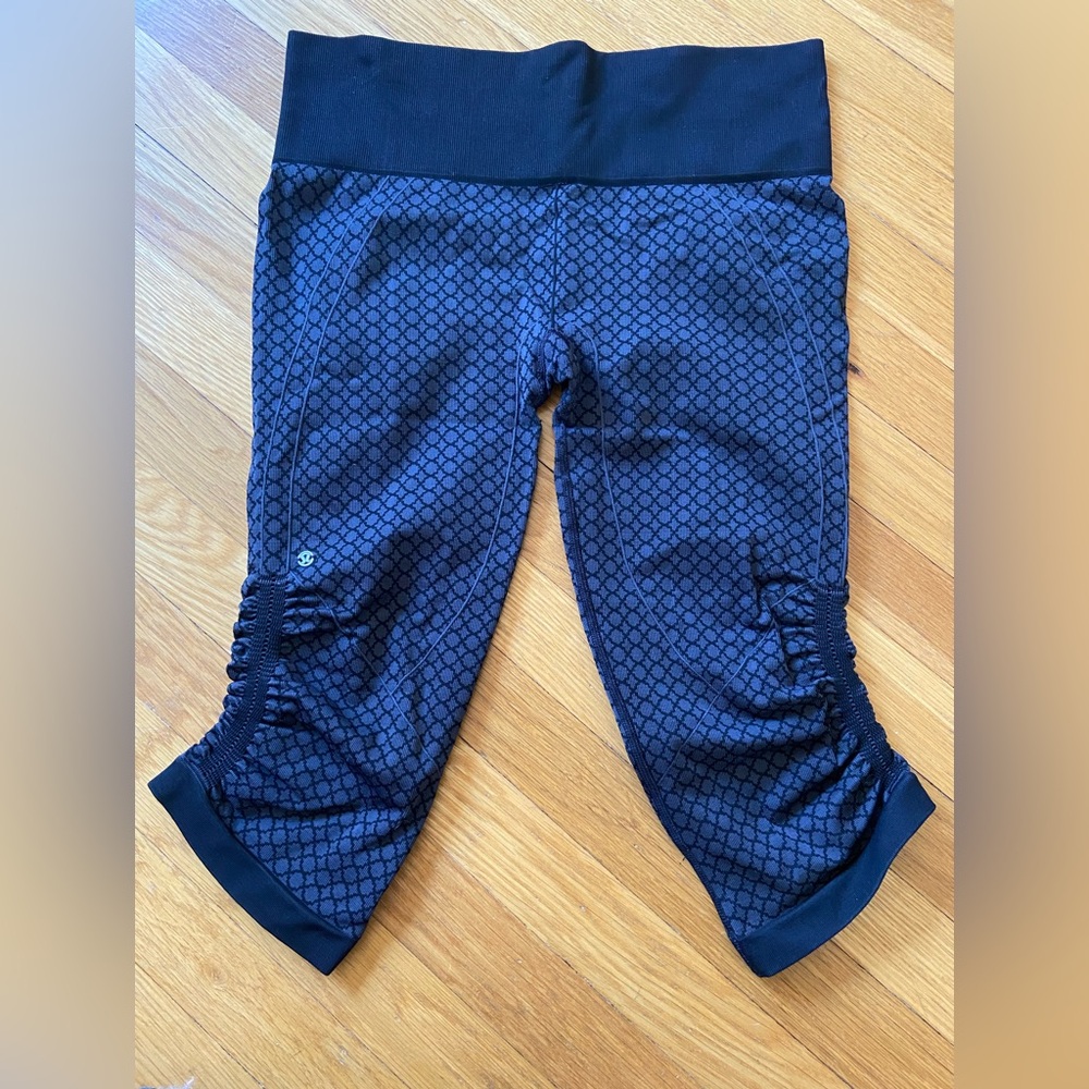 Lululemon Size 10 Cropped Knee Length Leggings